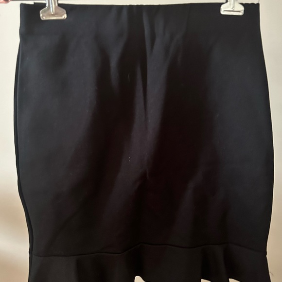 Cute mini black skirt with ruffle design - Picture 3 of 3
